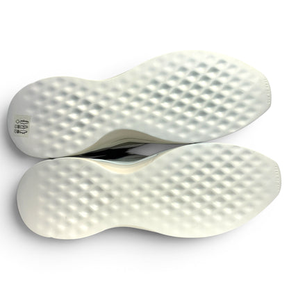 ESSENTIALS DISTANCE RUNNER SNEAKER