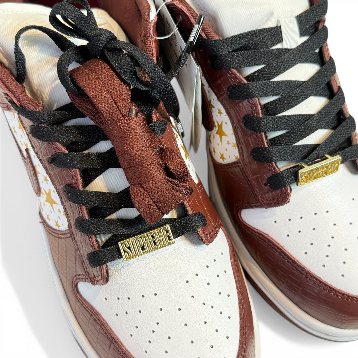 SUPREME × NIKE SB DUNK LOW OG QS (DH3228 103) "GOLD STARS"