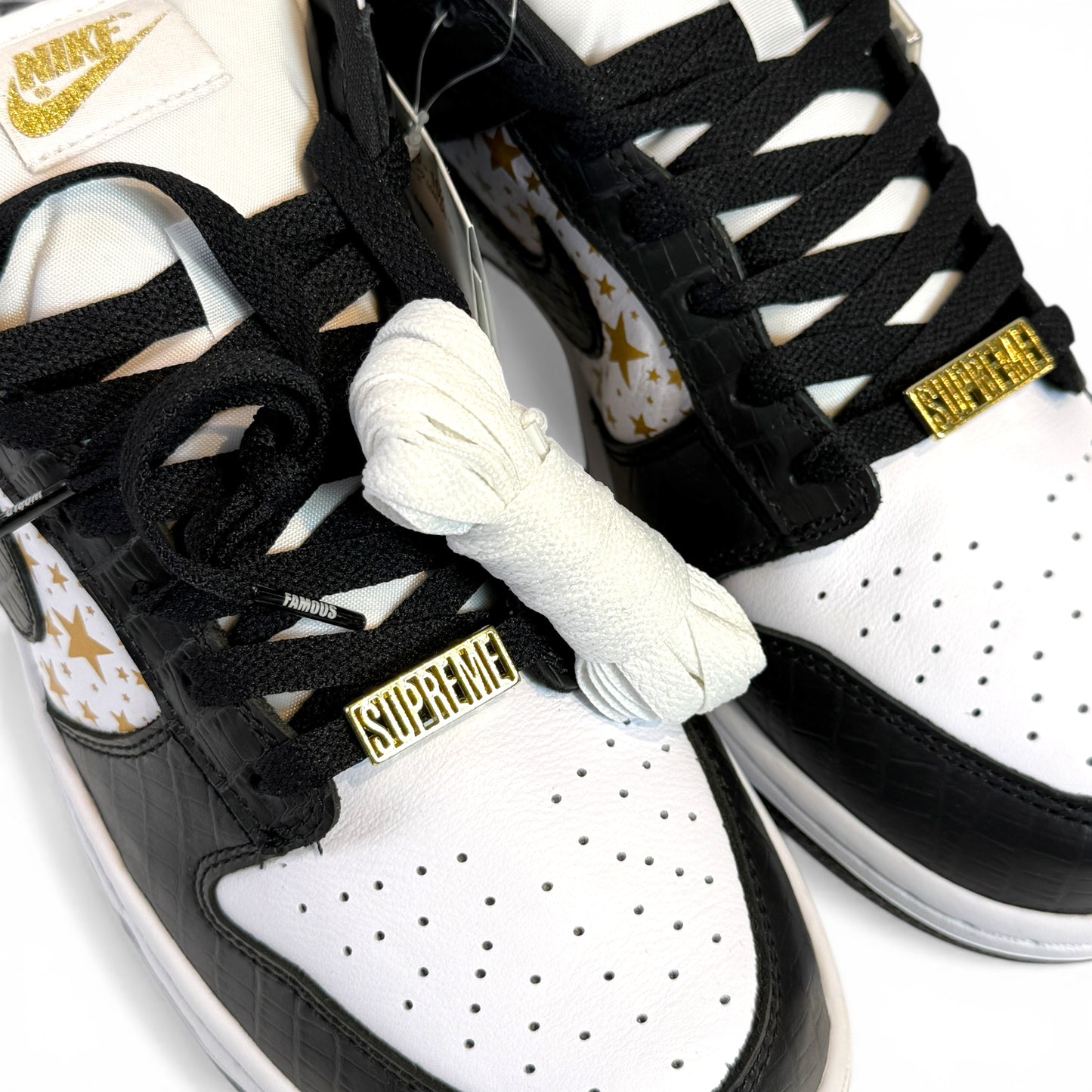 SUPREME × NIKE SB DUNK LOW OG QS (DH3228 102) "GOLD STARS"