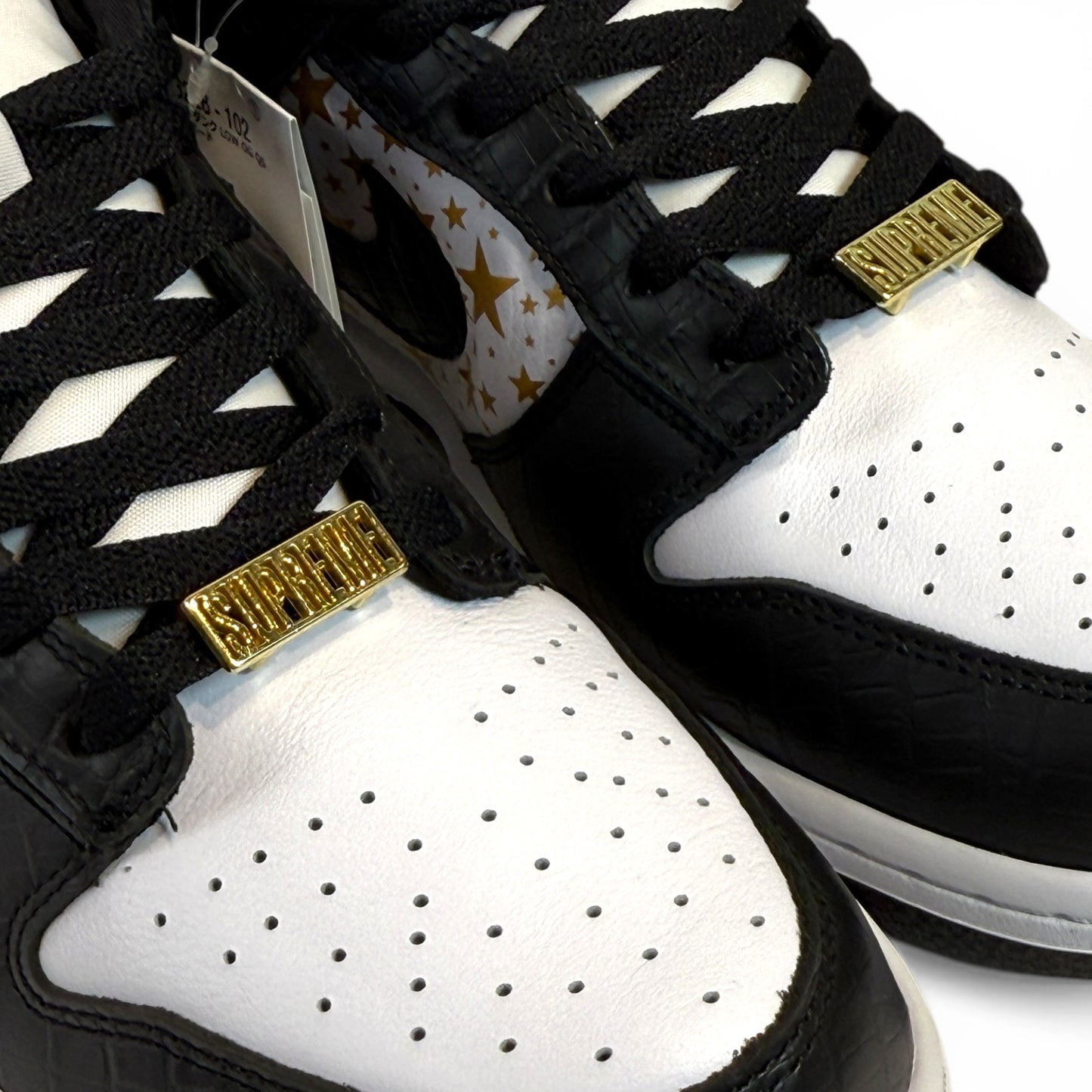 SUPREME × NIKE SB DUNK LOW OG QS (DH3228 102) "GOLD STARS"